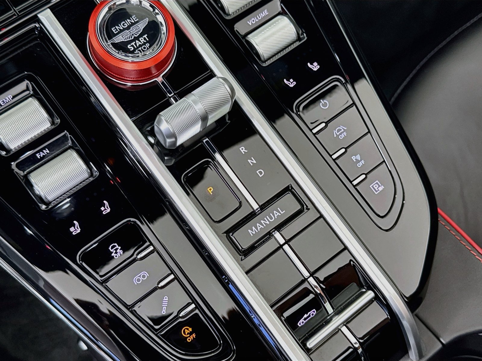 Used 2026 Aston Martin V8 Vantage S RWD image 15