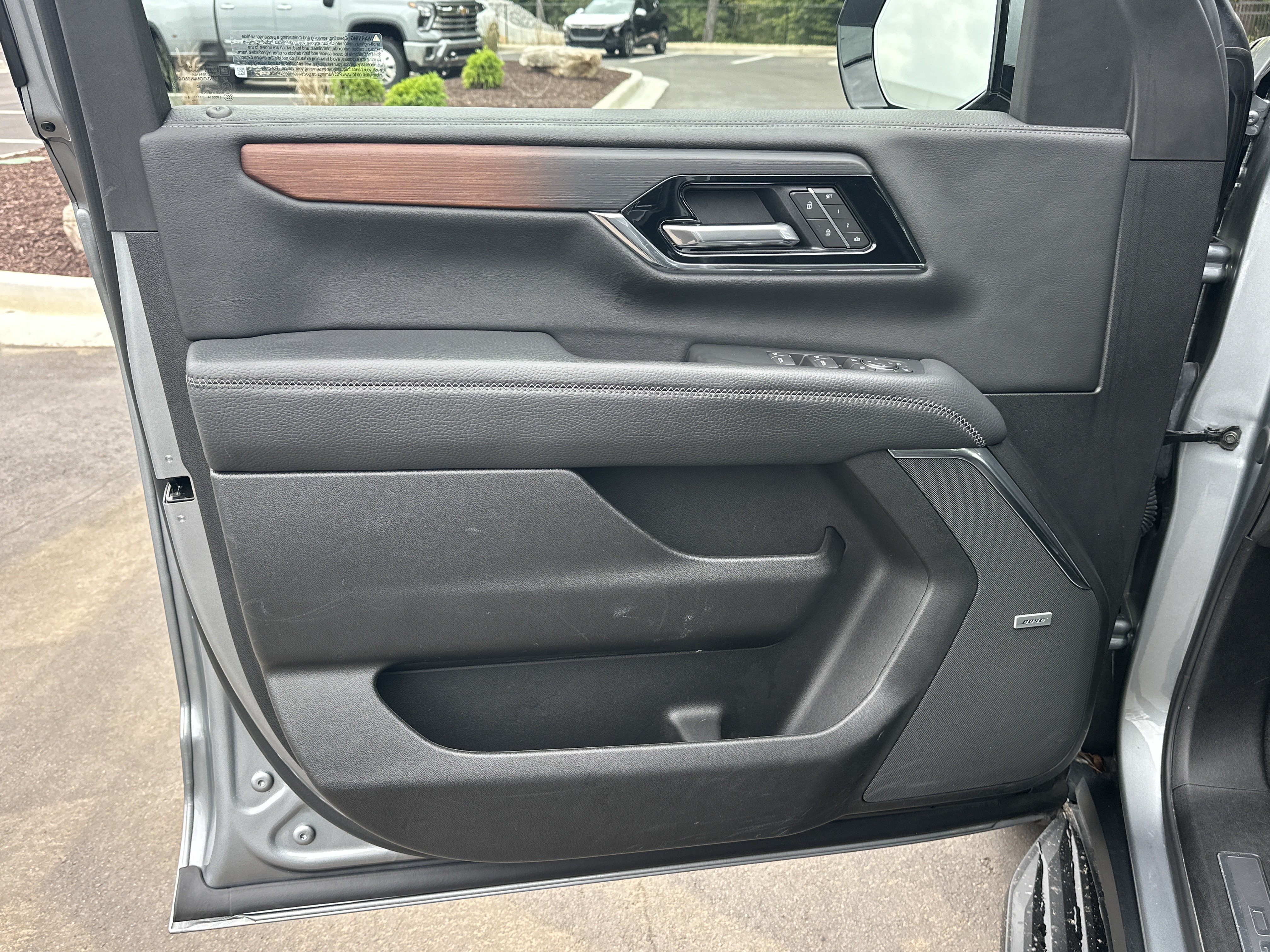 Used 2025 GMC Yukon XL Denali RWD image 11