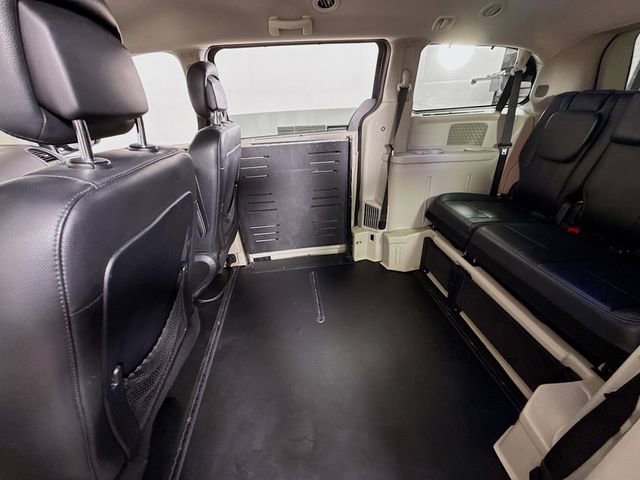 Used 2011 Chrysler Town & Country Touring-L w/ Entertainment Group #2 FWD image 9