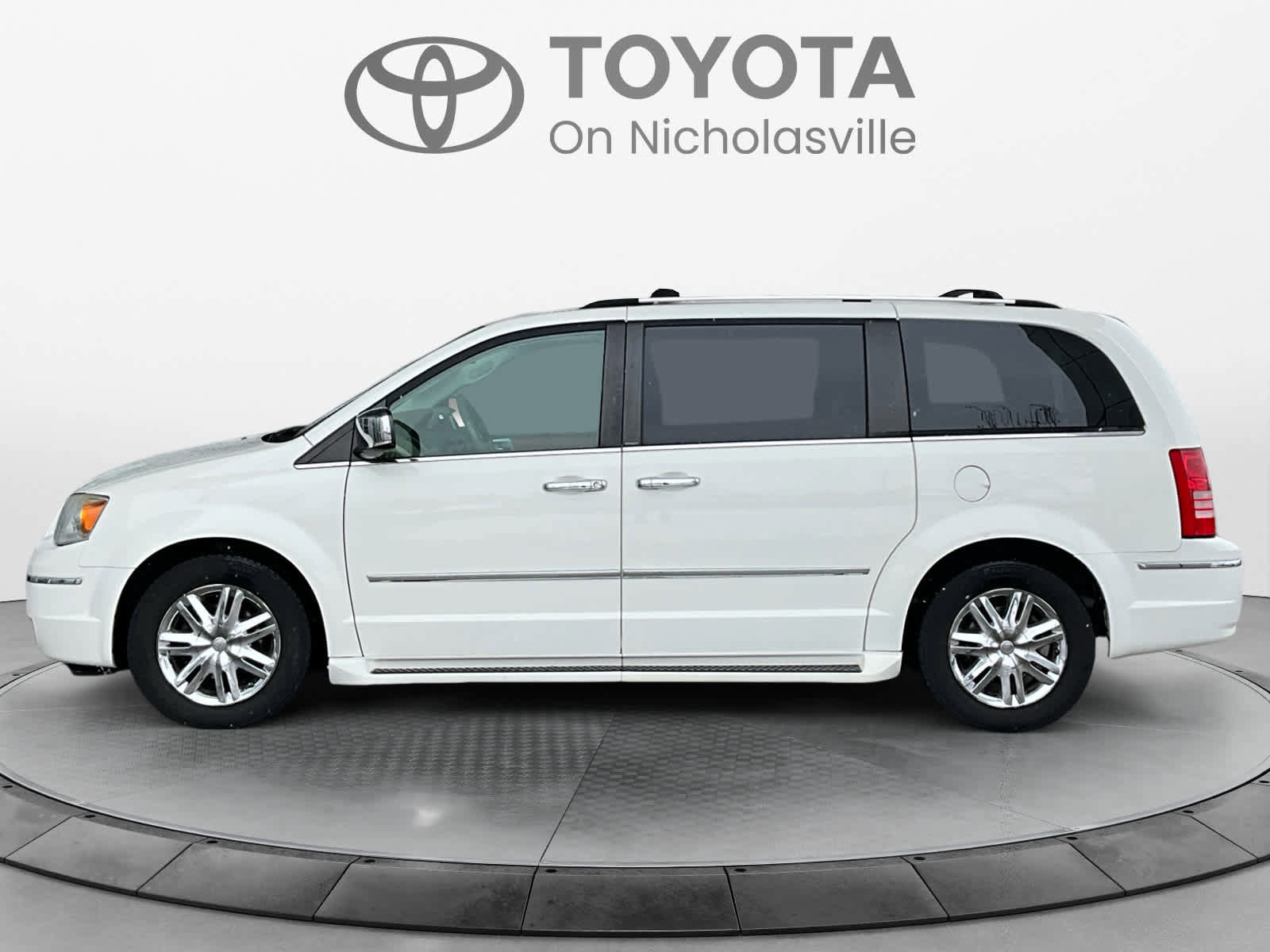 Used 2009 Chrysler Town & Country Limited w/ Entertainment Group #3 image 2