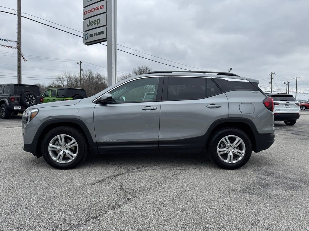 Used 2024 GMC Terrain SLE w/ Driver Convenience Package image 2