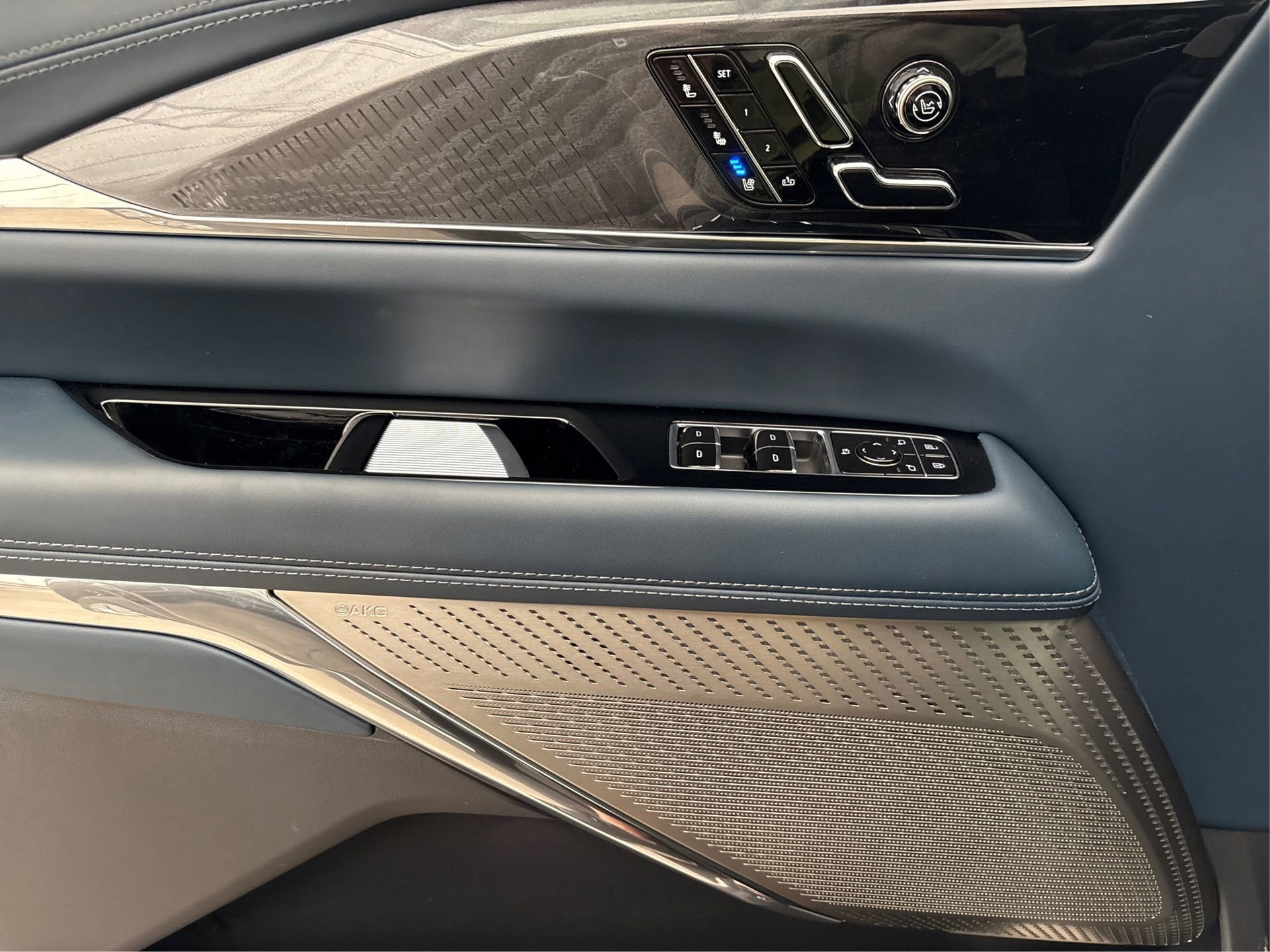 New 2025 Cadillac Escalade IQ Luxury 2 w/ LPO, Radiant Package image 20