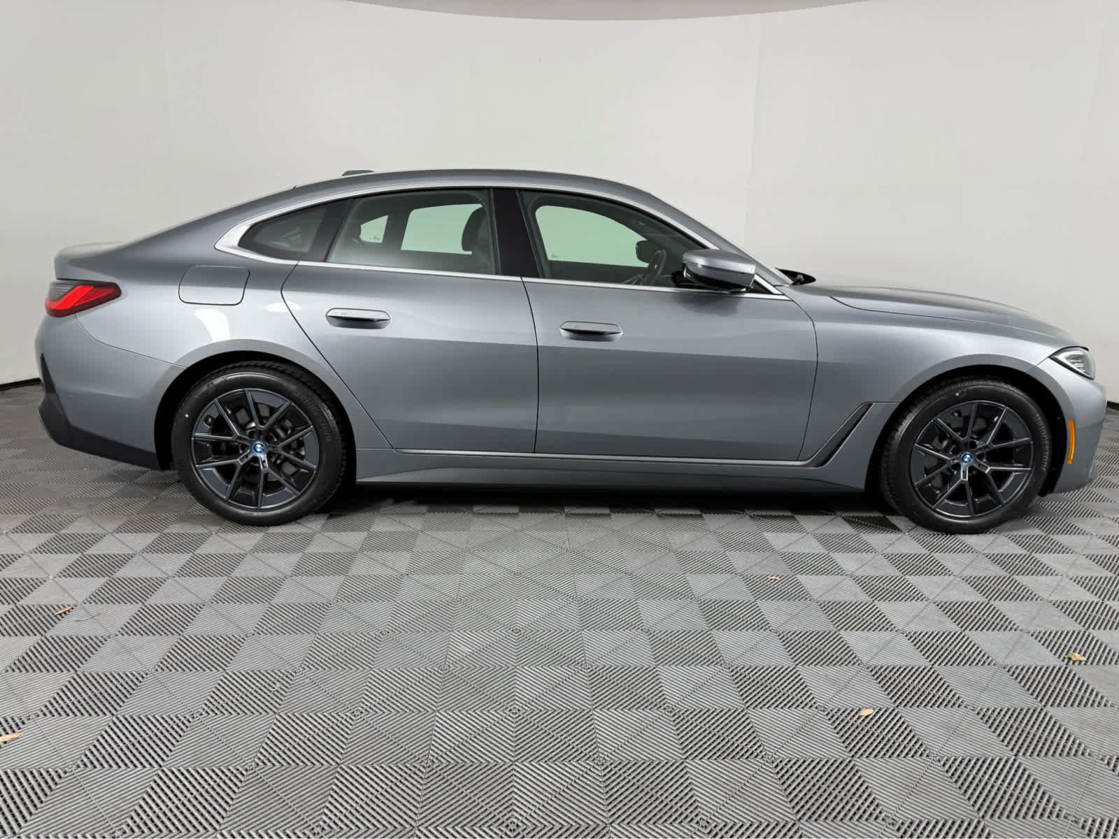 Used 2023 BMW i4 eDrive35 RWD image 2