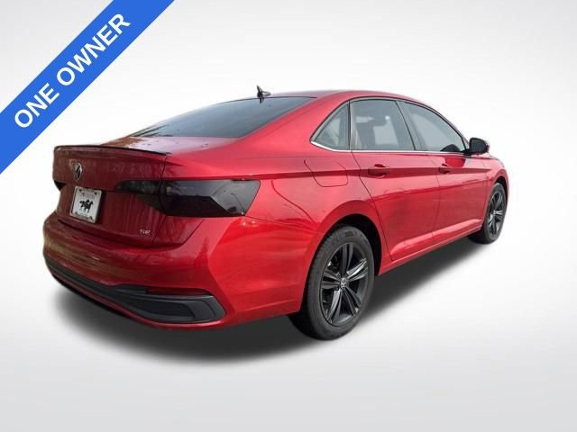 Used 2022 Volkswagen Jetta SE image 2