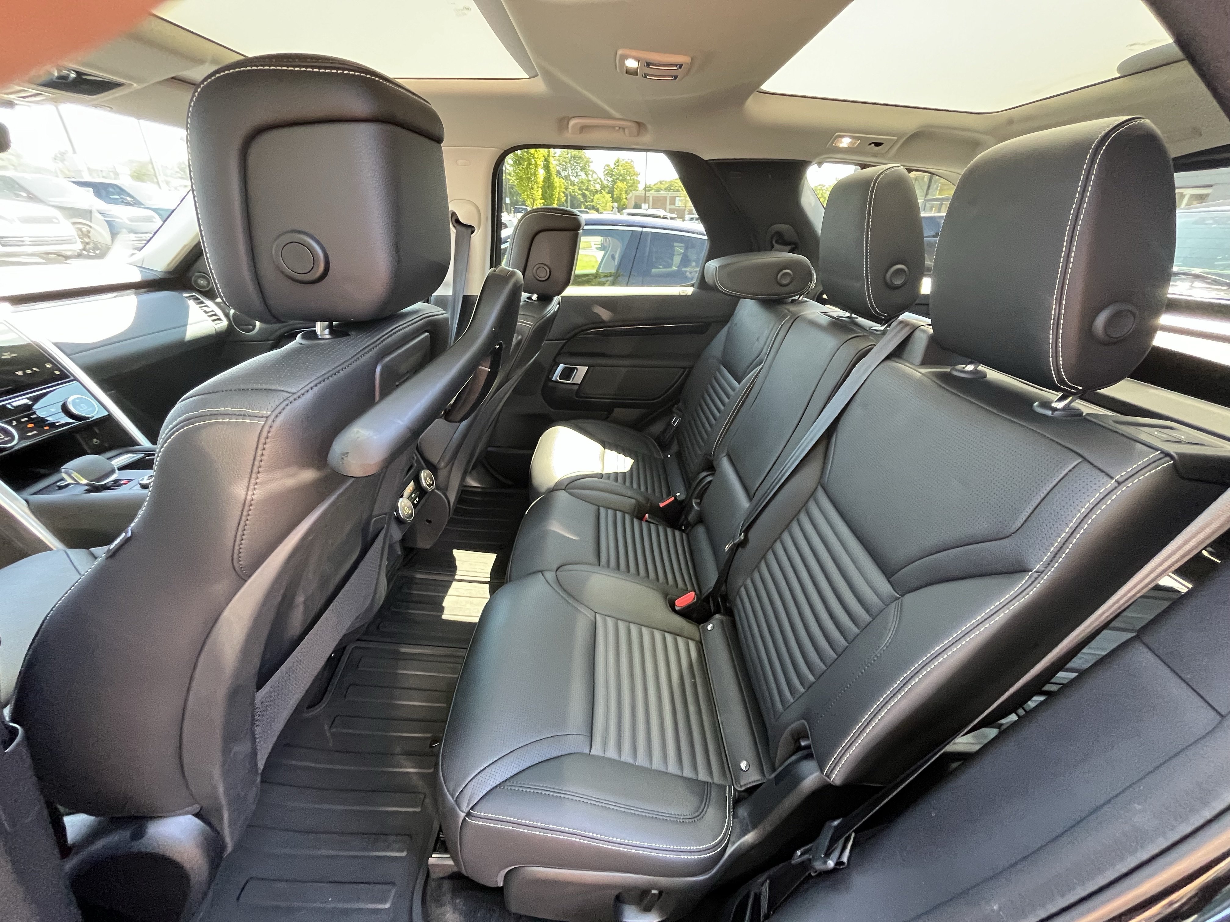 Certified 2024 Land Rover Discovery S AWD/4WD image 33