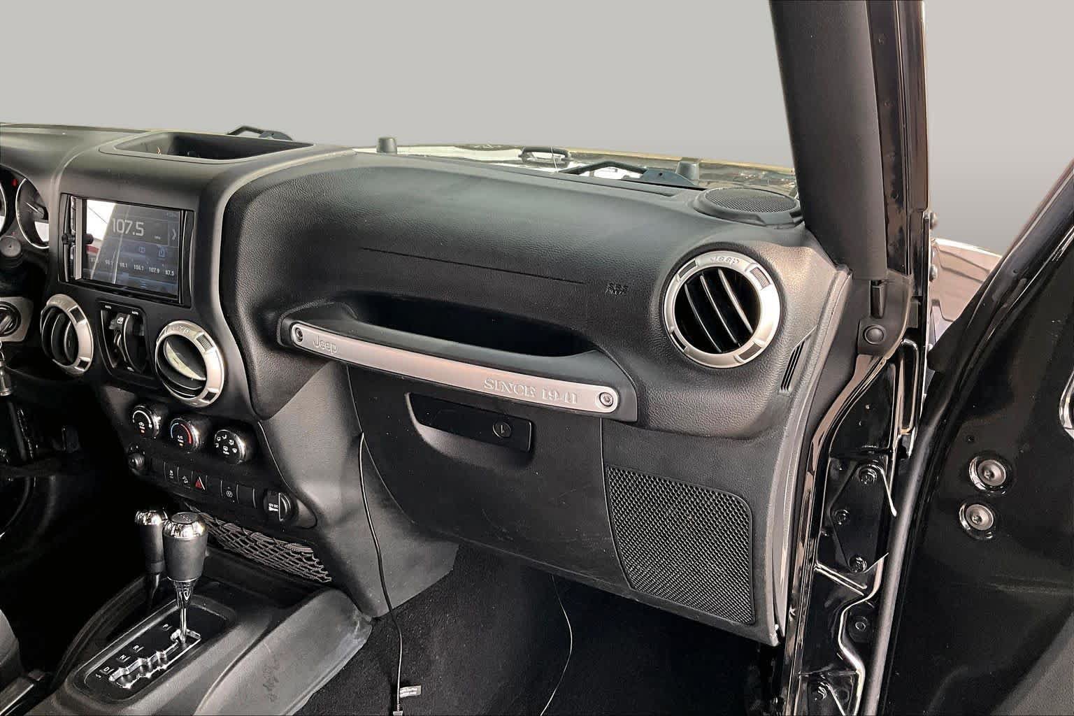 Used 2017 Jeep Wrangler Unlimited Sahara AWD/4WD image 18