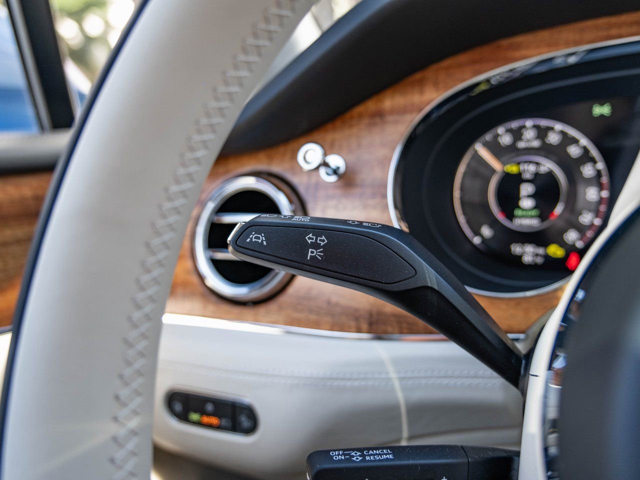 Used 2025 Bentley Bentayga Plug-In Hybrid image 10