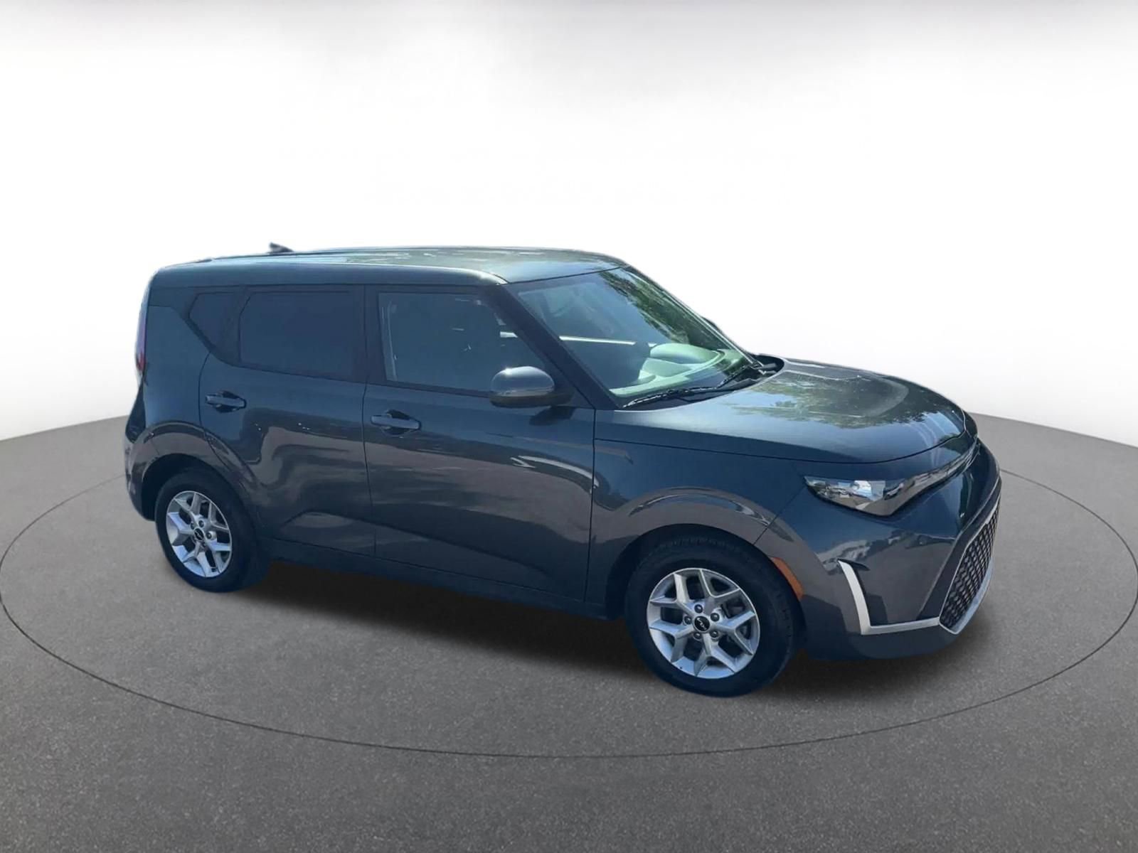 Used 2025 Kia Soul LX w/ LX Technology Package FWD image 2