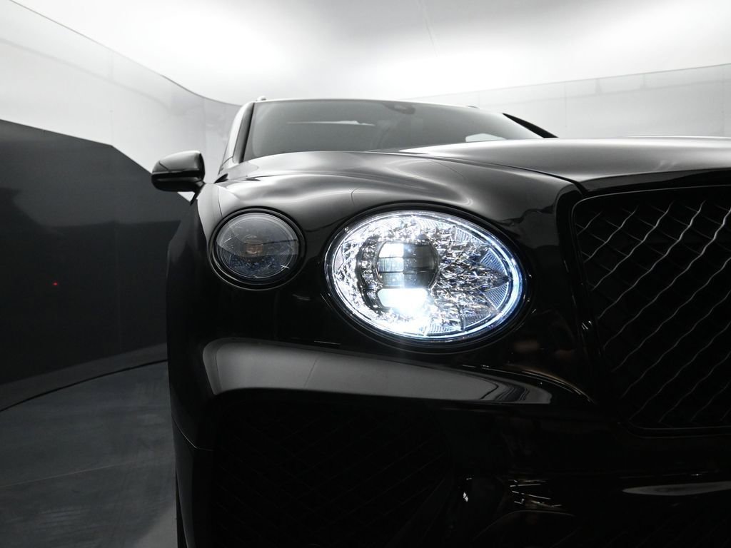 Used 2025 Bentley Bentayga image 9