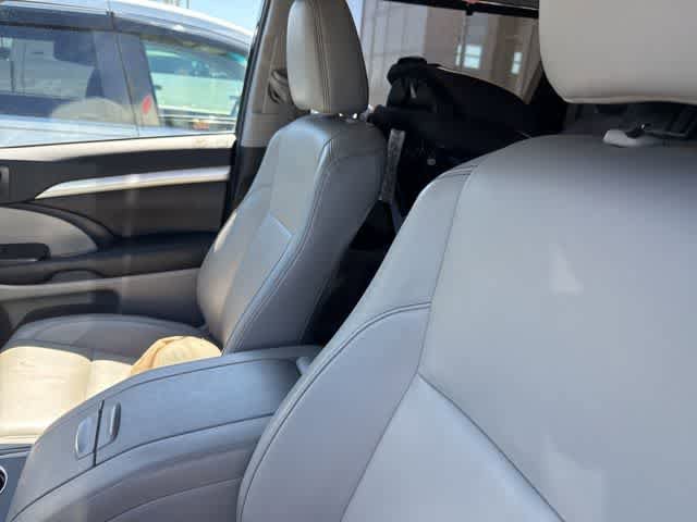 Used 2019 Toyota Highlander XLE AWD/4WD image 7