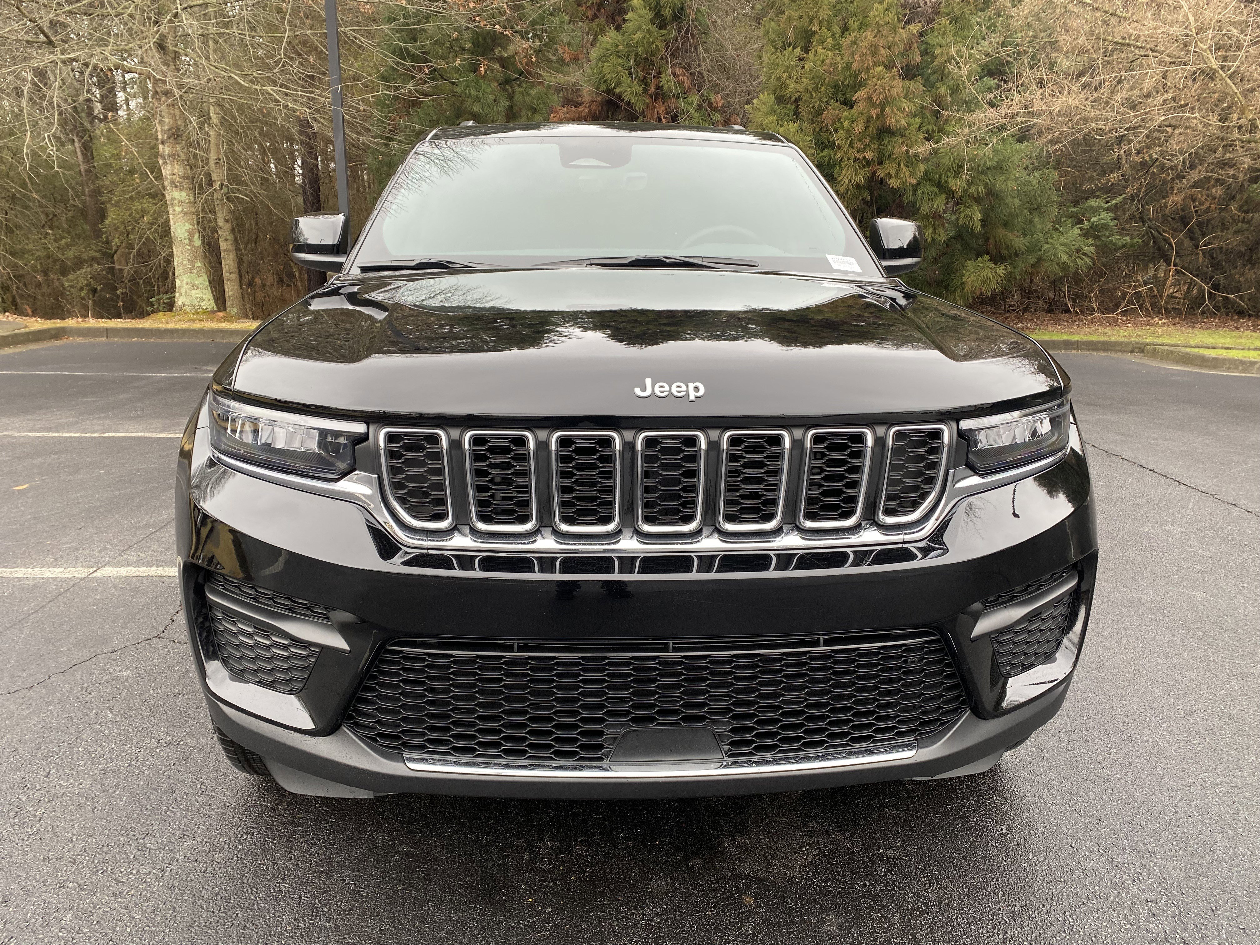 Used 2025 Jeep Grand Cherokee Laredo X image 3