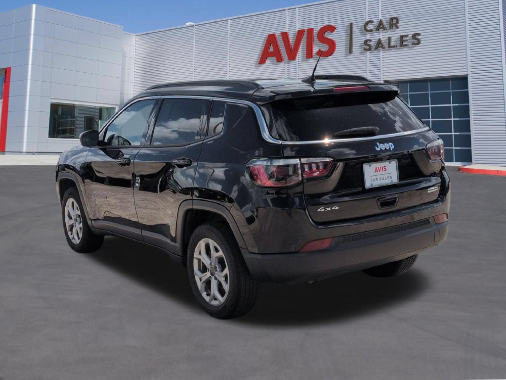 Used 2025 Jeep Compass Latitude AWD/4WD image 9