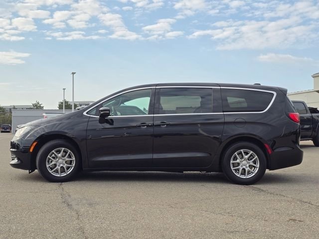 Used 2025 Chrysler Voyager LX image 21