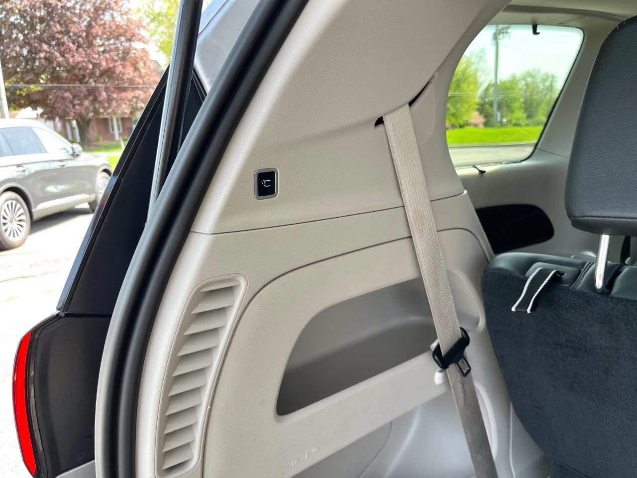 Used 2020 Chrysler Pacifica Touring-L image 16