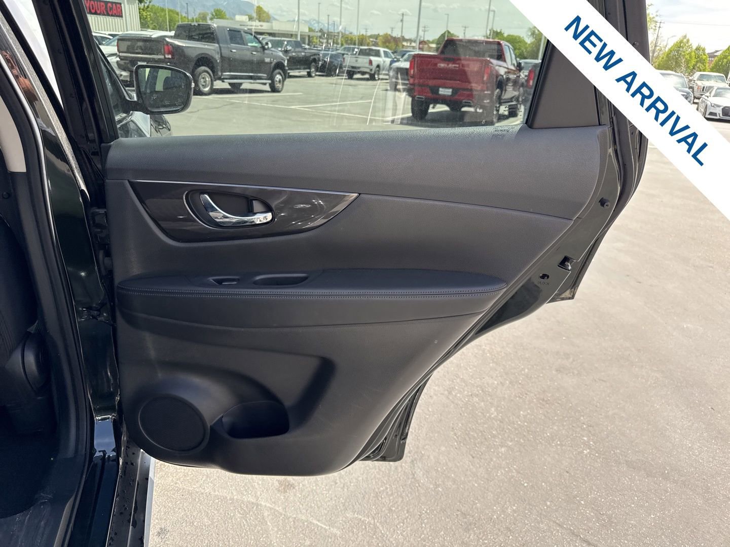 Used 2020 Nissan Rogue SV image 12