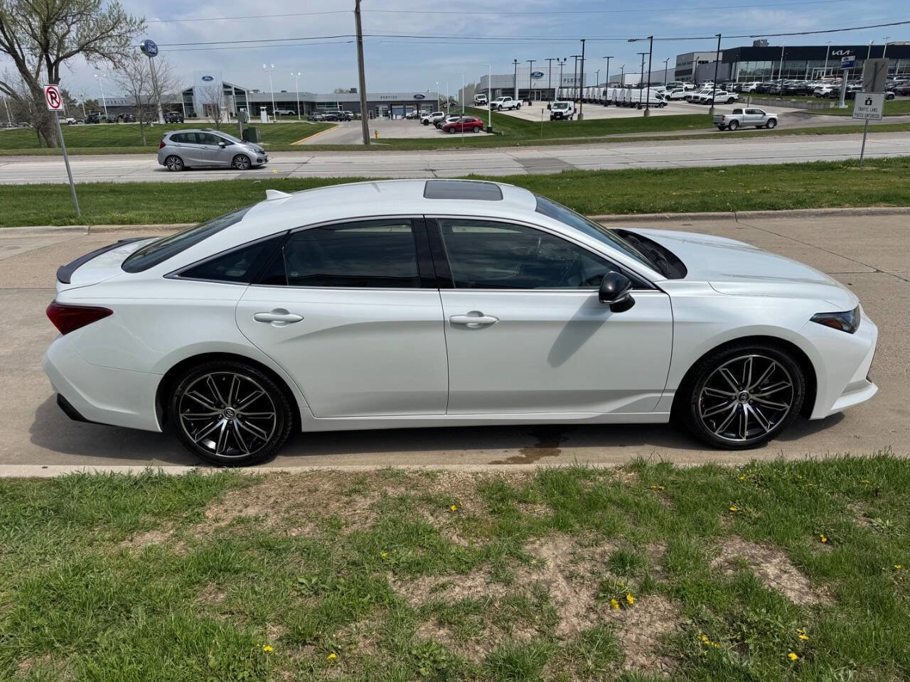 Used 2019 Toyota Avalon Touring w/ Advanced Safety Package FWD image 6