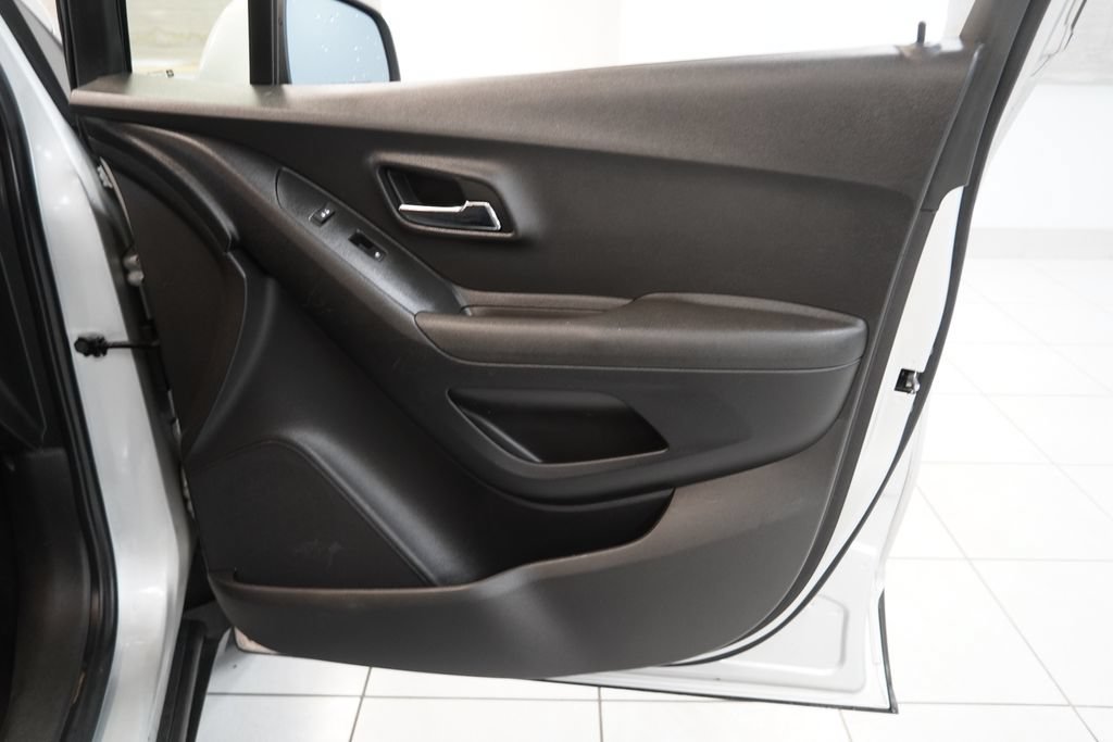 Used 2020 Chevrolet Trax LS AWD/4WD image 29