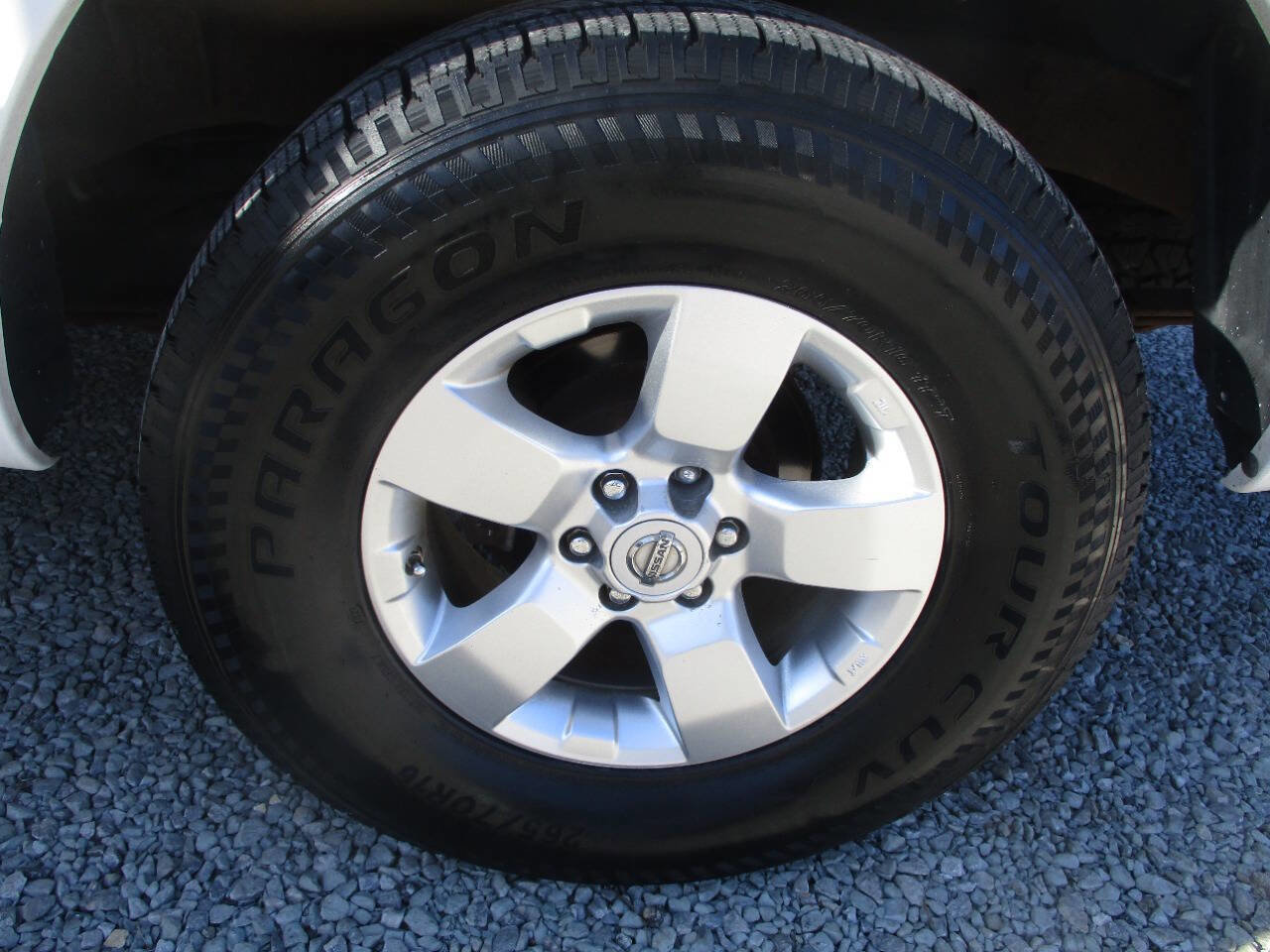 Used 2010 Nissan Frontier SE image 24