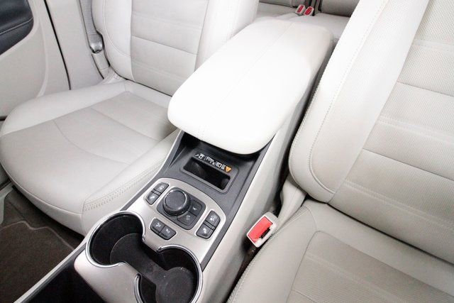 Used 2024 GMC Terrain Denali w/ Black Diamond Edition image 10