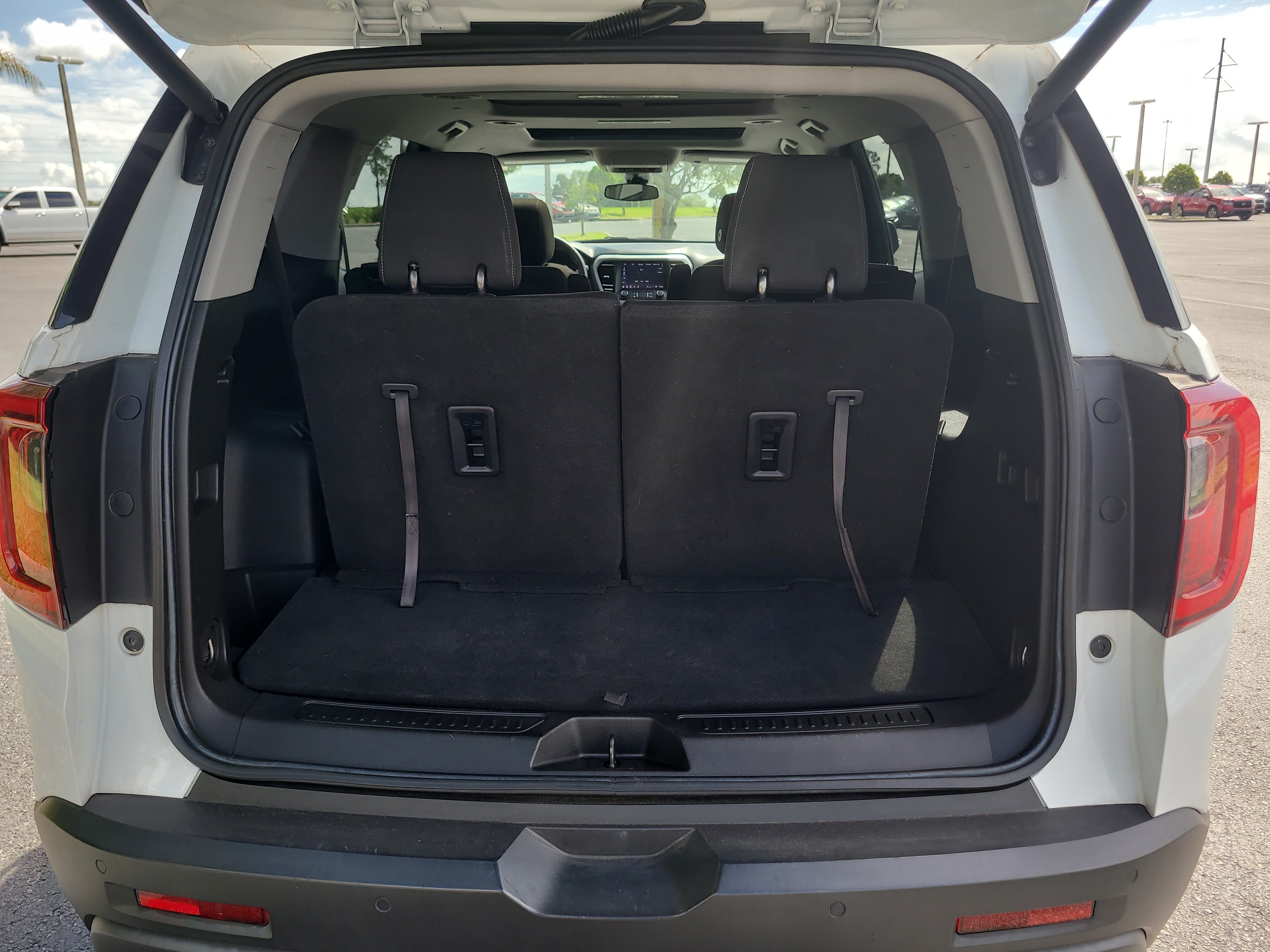 Used 2023 GMC Acadia SLE w/ Driver Convenience Package FWD image 9