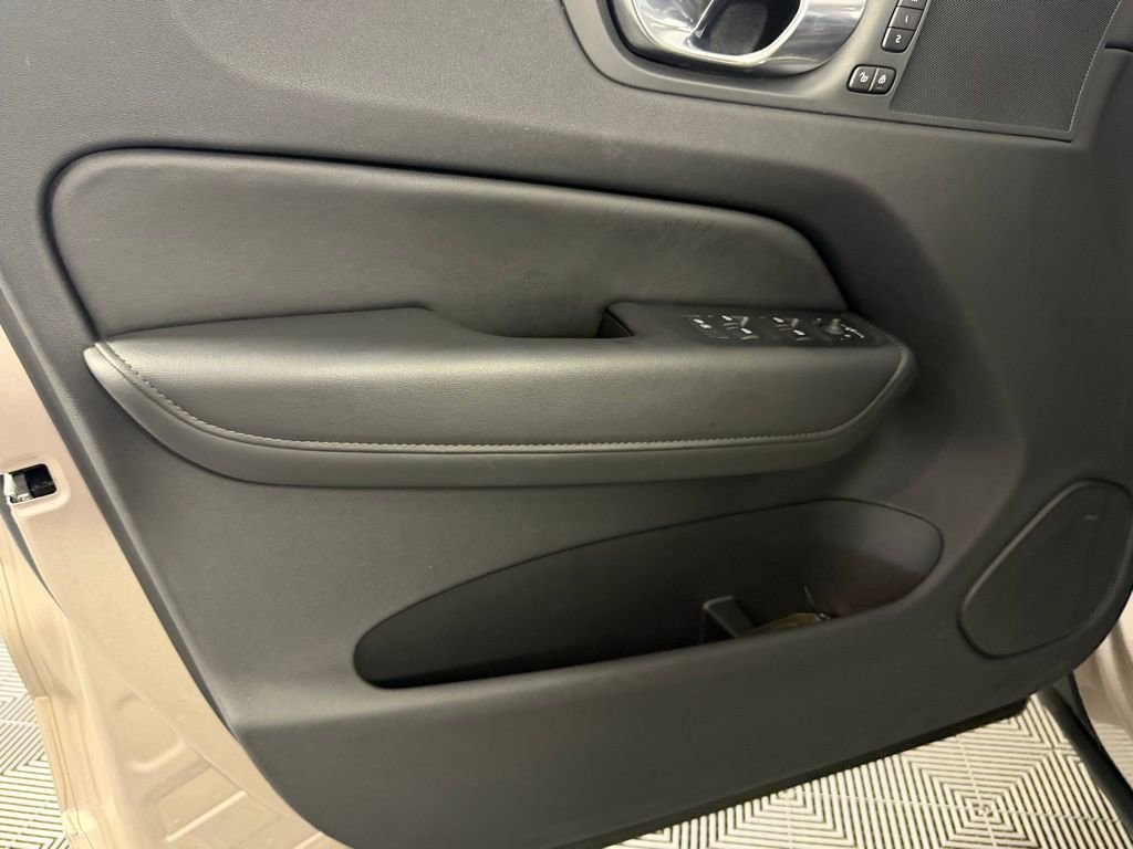 Used 2025 Volvo XC60 B5 Plus image 31