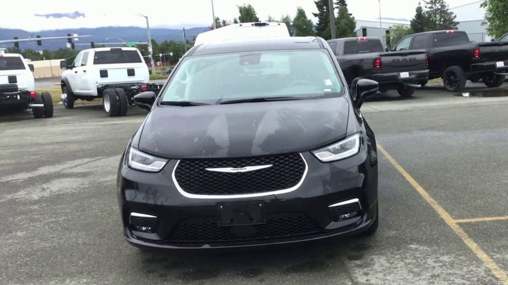 Used 2024 Chrysler Pacifica Select image 3