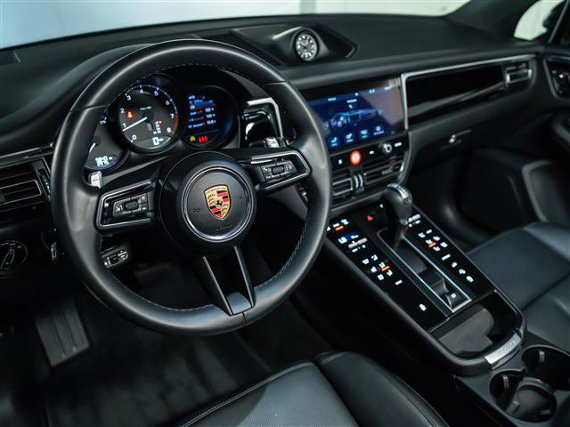 Certified 2025 Porsche Macan image 4