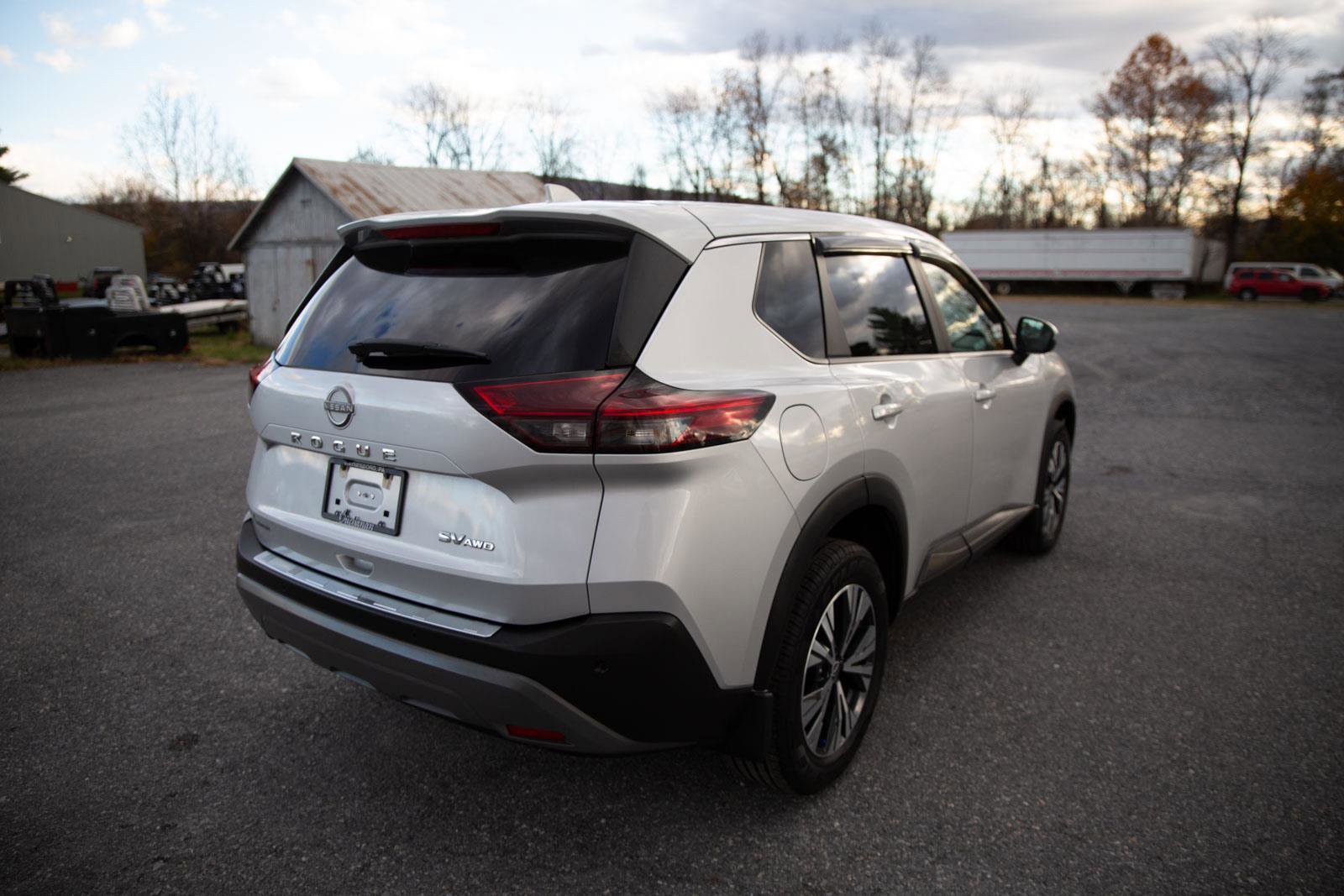 Used 2022 Nissan Rogue SV image 3