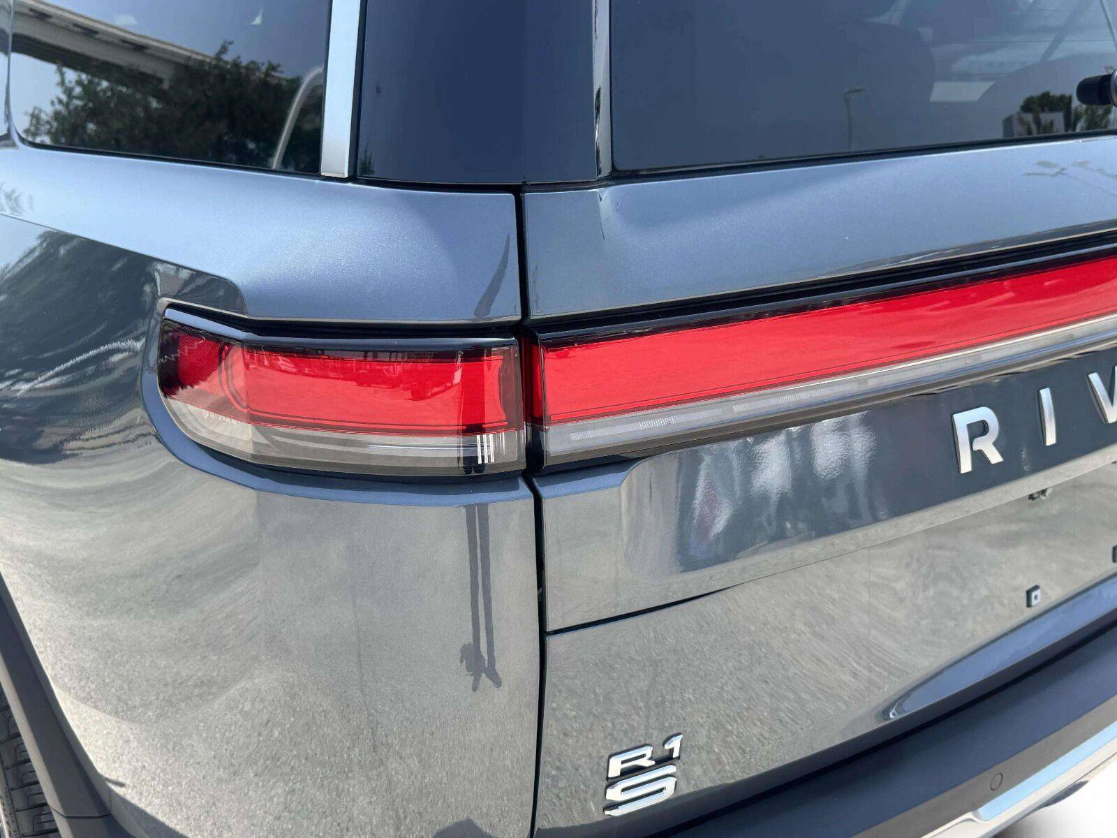 Used 2025 Rivian R1S Adventure AWD/4WD image 15