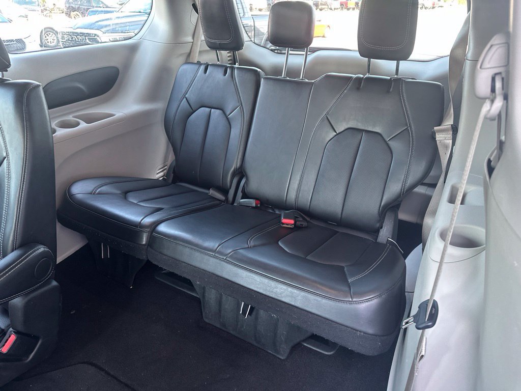 Used 2024 Chrysler Pacifica Touring-L FWD image 9