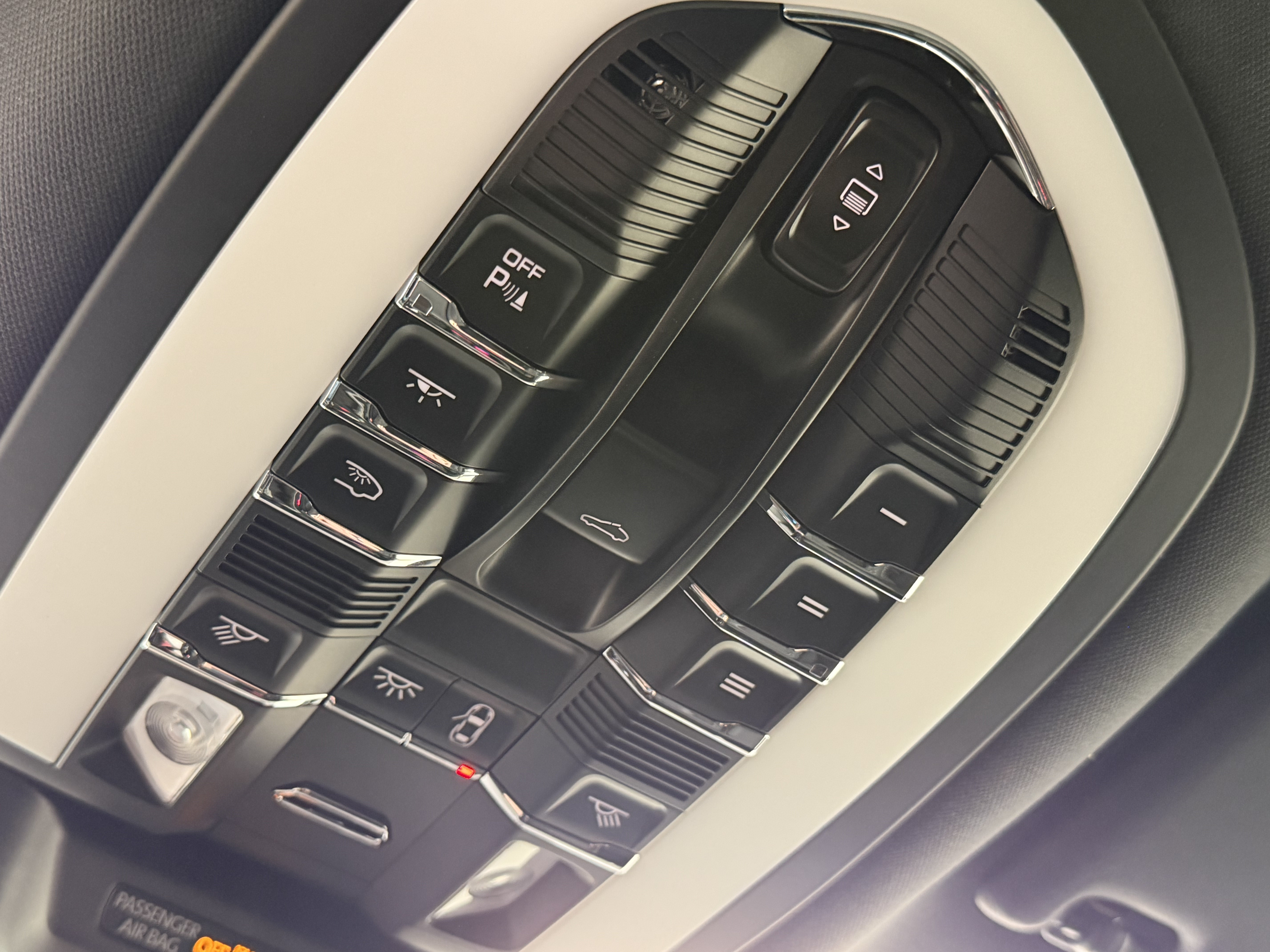 Certified 2025 Porsche Macan AWD/4WD image 34