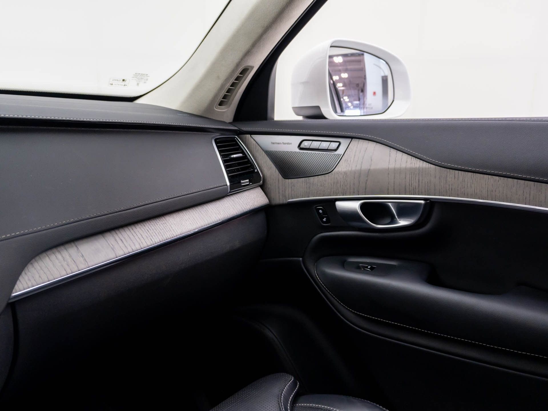 Used 2024 Volvo XC90 T8 Ultimate w/ Lounge Package image 30