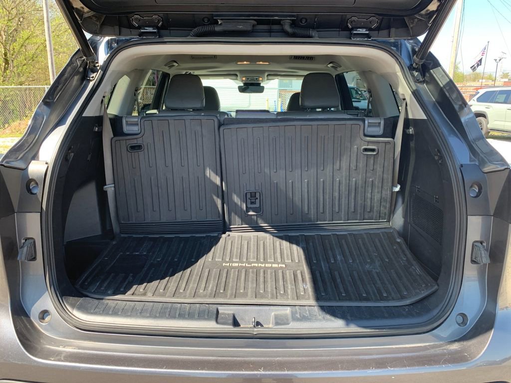 Used 2023 Toyota Highlander XLE FWD image 19