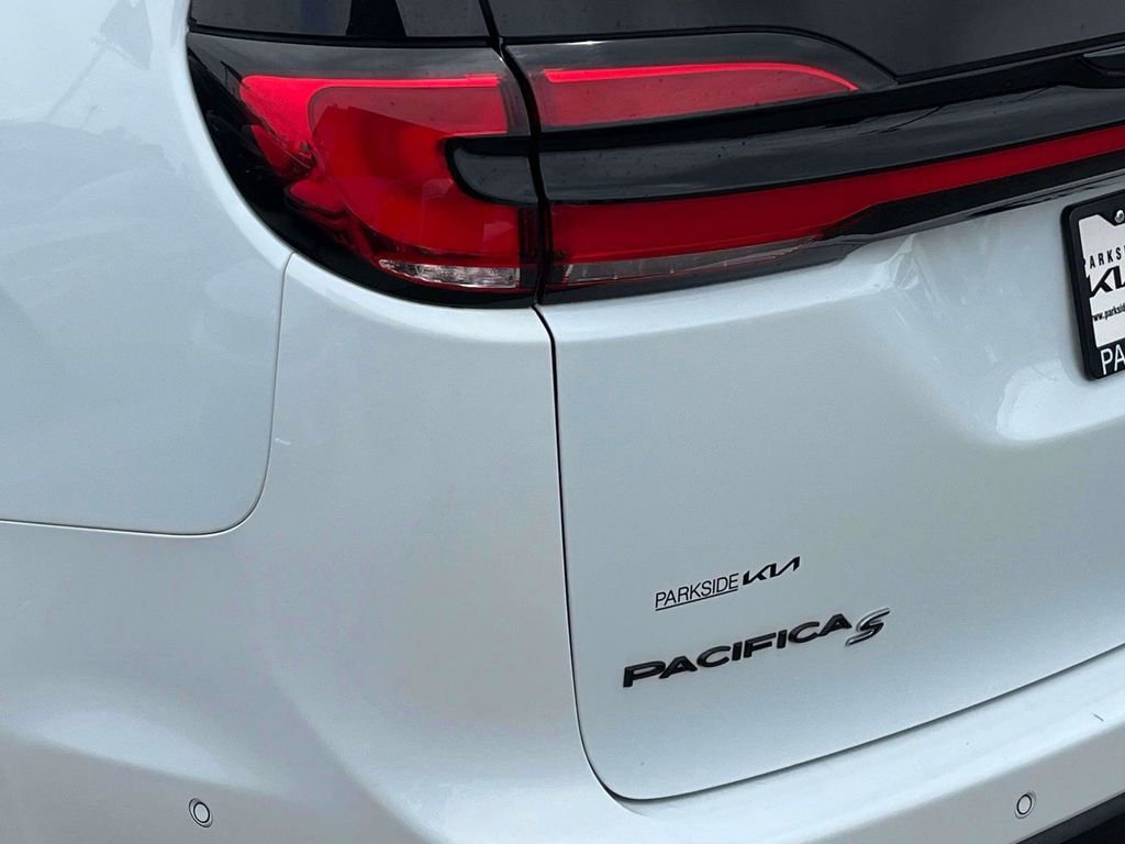 Used 2024 Chrysler Pacifica Limited FWD image 35