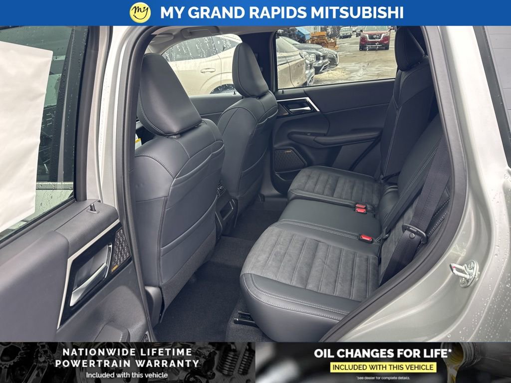 New 2026 Mitsubishi Outlander SE image 13