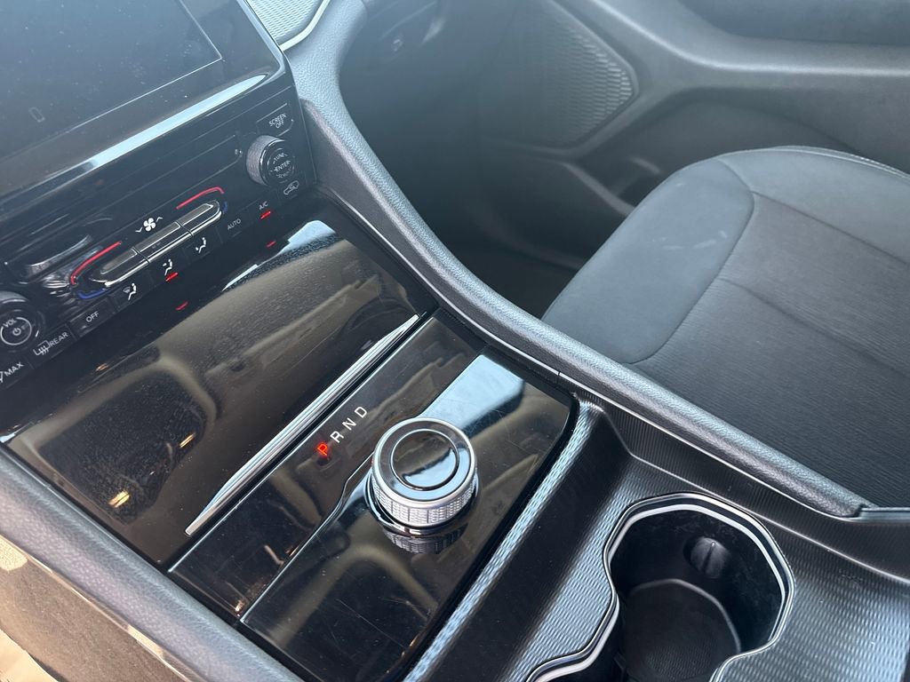 Used 2024 Jeep Grand Cherokee Laredo image 27