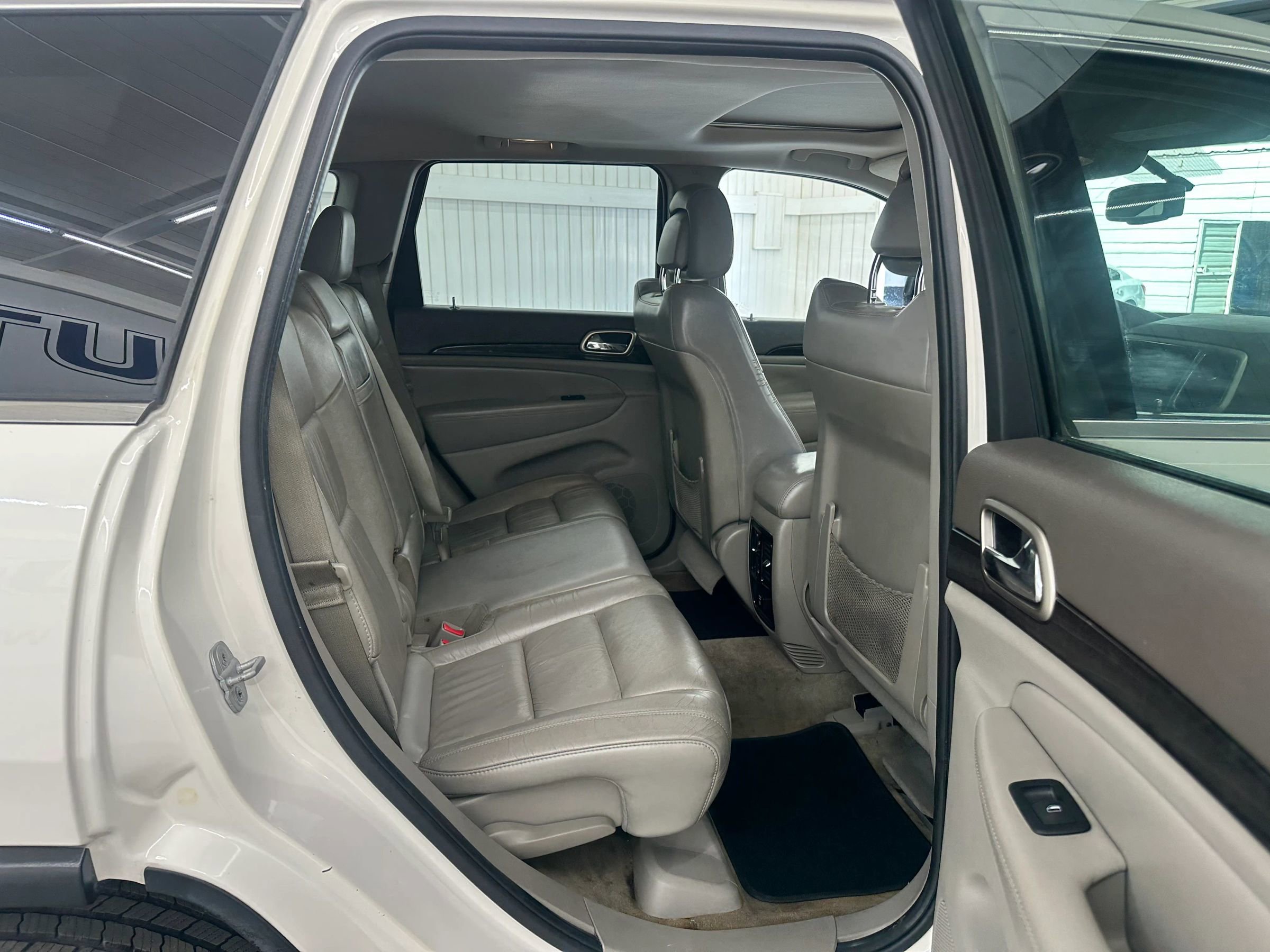 Used 2011 Jeep Grand Cherokee Laredo RWD image 14