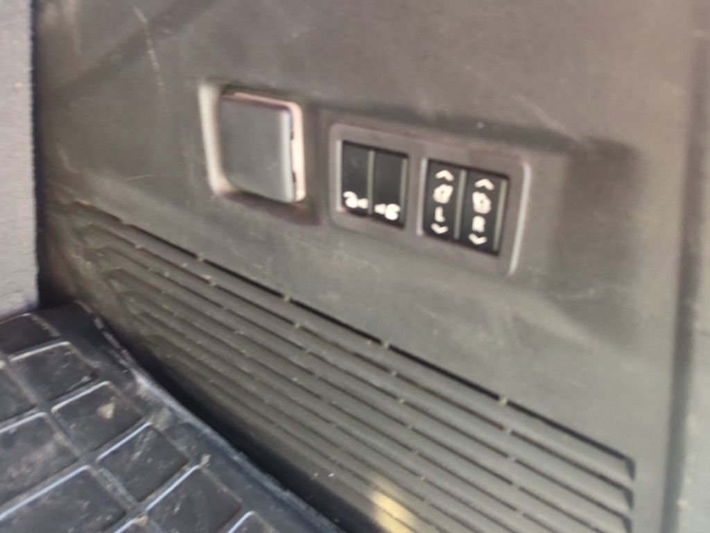 Used 2023 GMC Yukon Denali Ultimate image 11