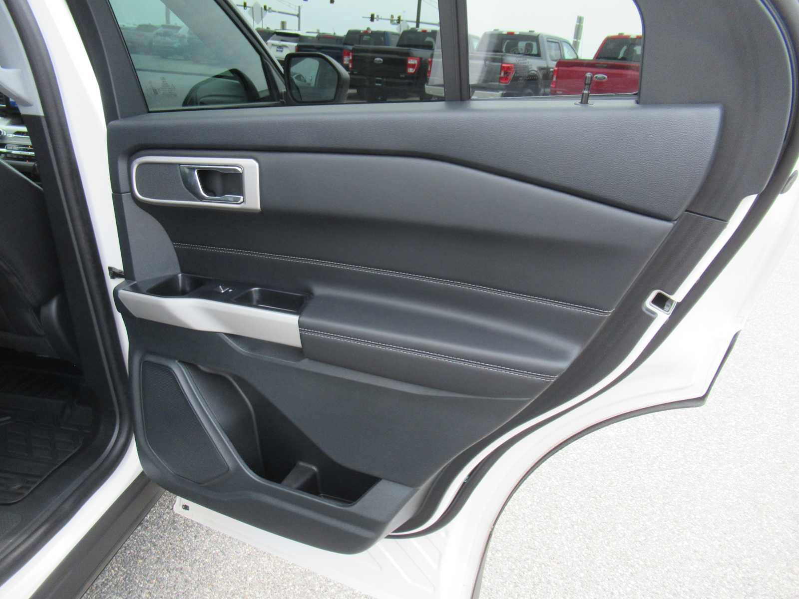 Used 2024 Ford Explorer XLT w/ Equipment Group 202A AWD/4WD image 22