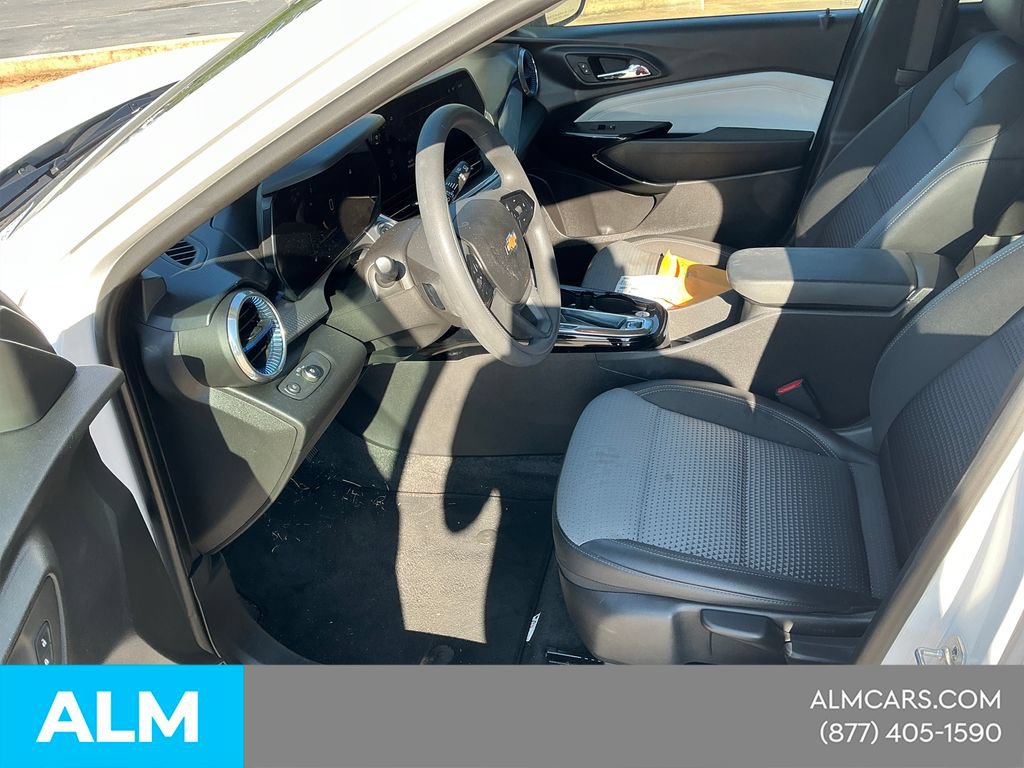Used 2025 Chevrolet Trax LT FWD image 10