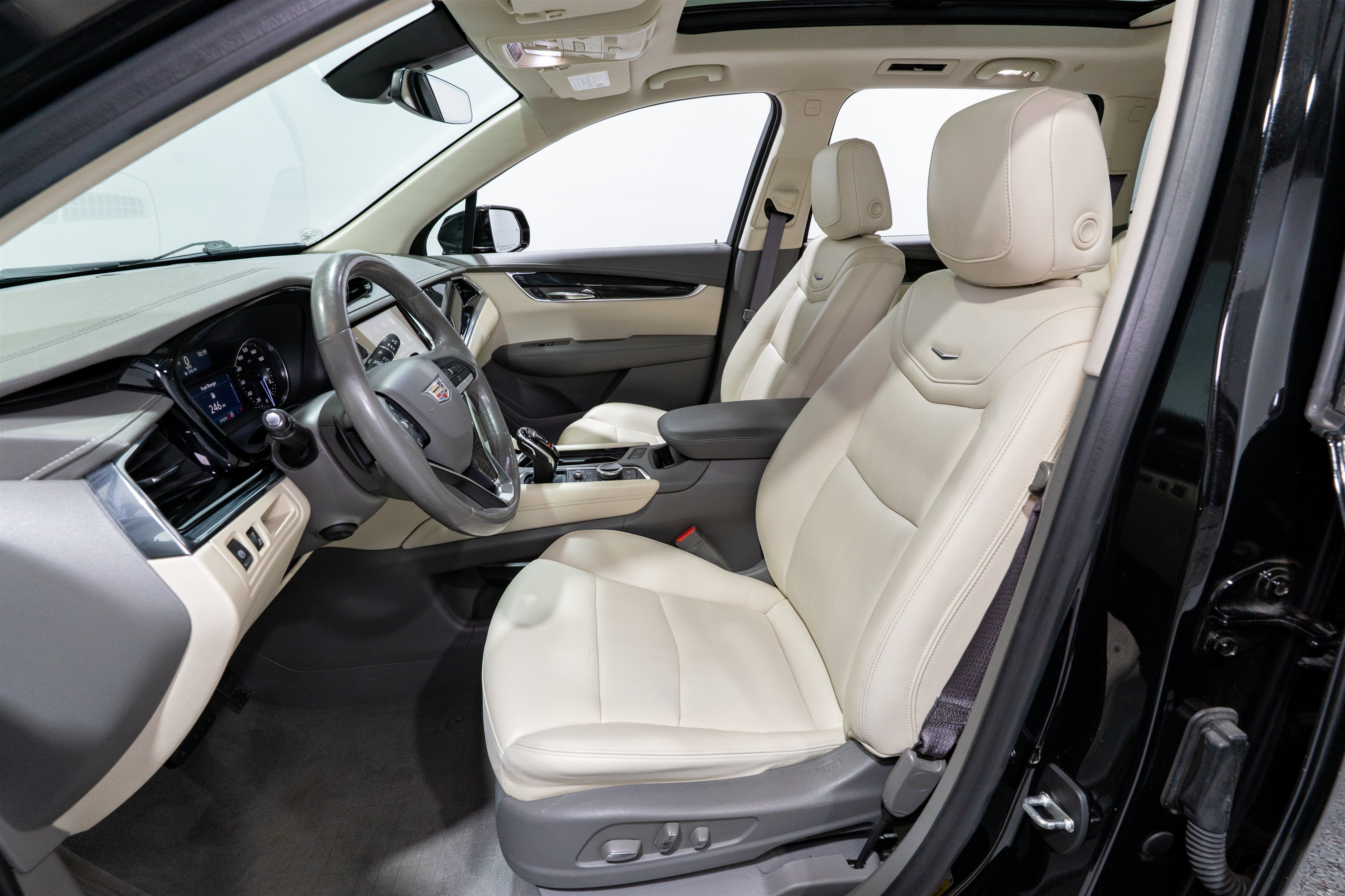 Used 2020 Cadillac XT6 Premium Luxury w/ LPO, Floor Liner Package AWD/4WD image 15