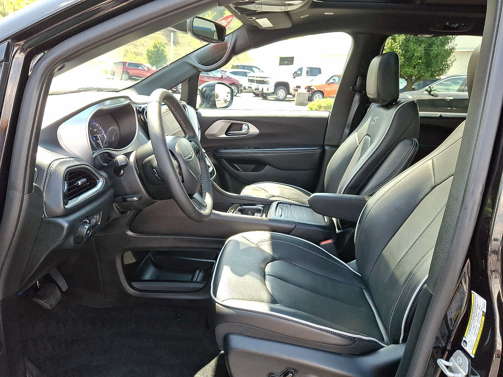 Used 2025 Chrysler Pacifica Limited FWD image 14