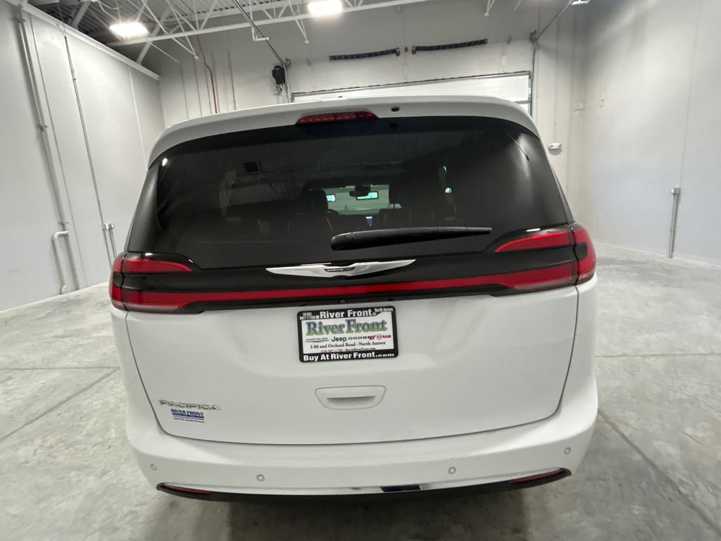 Used 2023 Chrysler Pacifica Touring-L FWD image 7