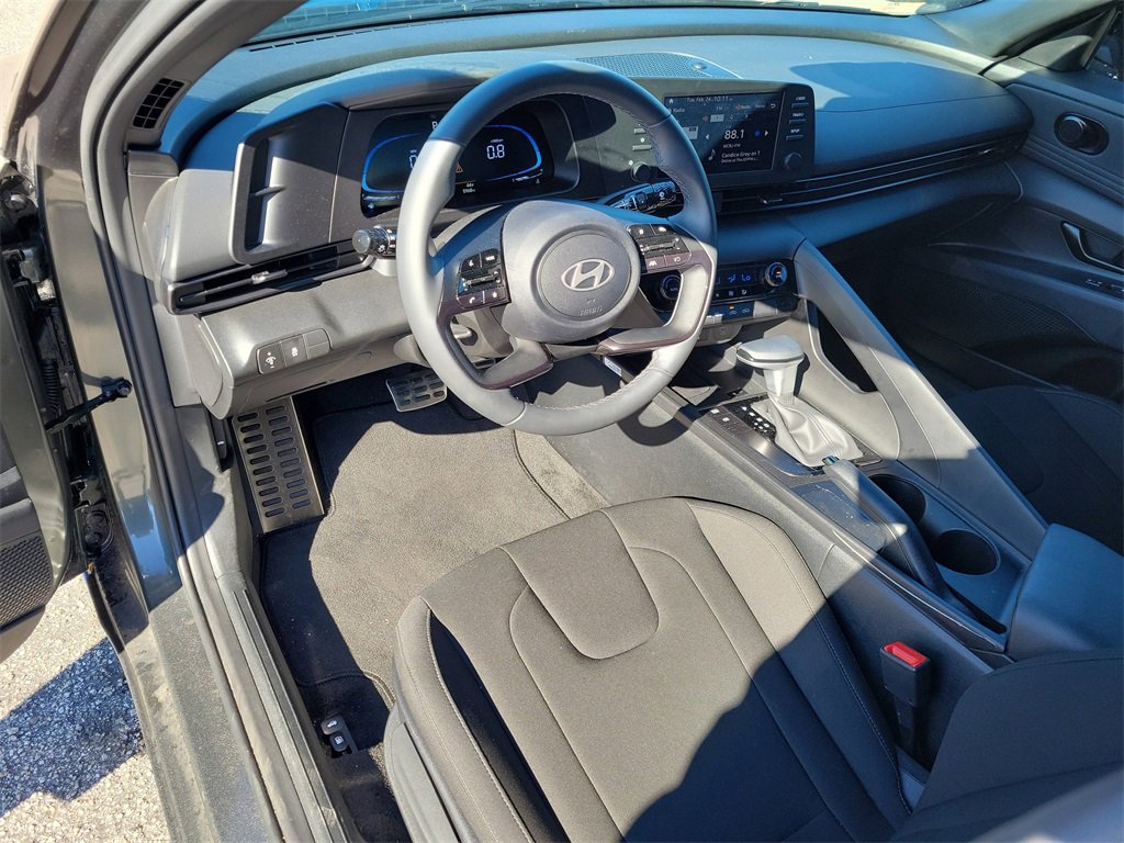 Certified 2025 Hyundai Elantra Sport image 18