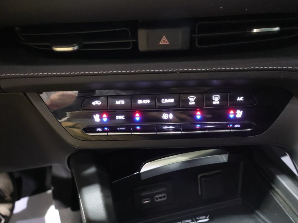 Used 2023 Buick Envision Avenir AWD/4WD image 27