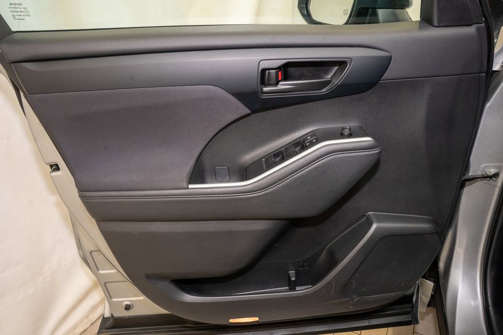 Used 2024 Toyota Highlander LE image 12