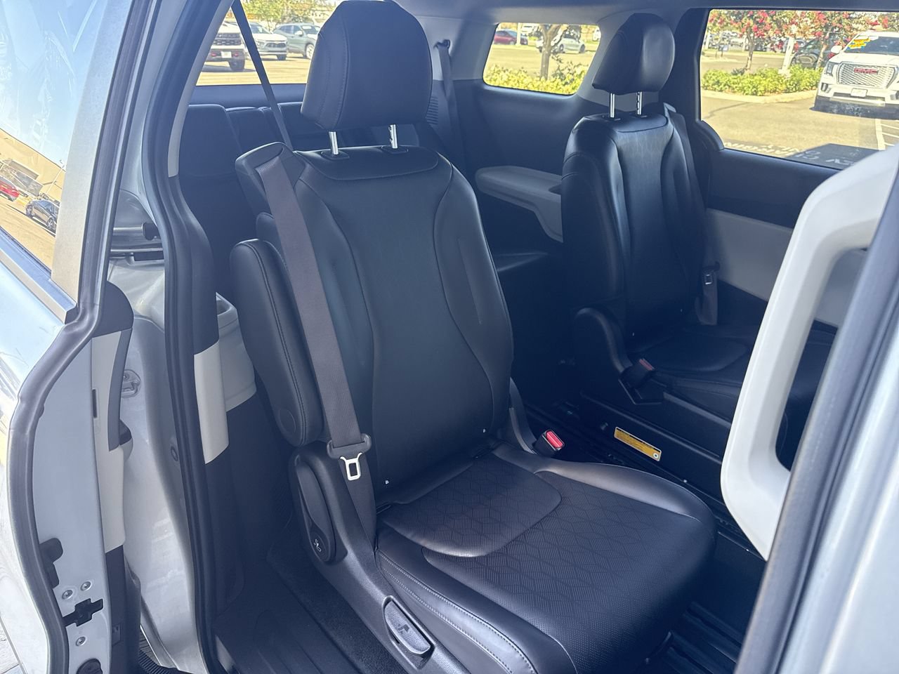Used 2022 Kia Carnival LX FWD image 23