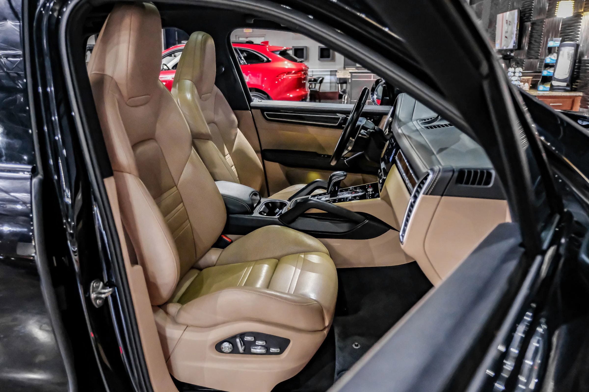 Used 2020 Porsche Cayenne S image 28