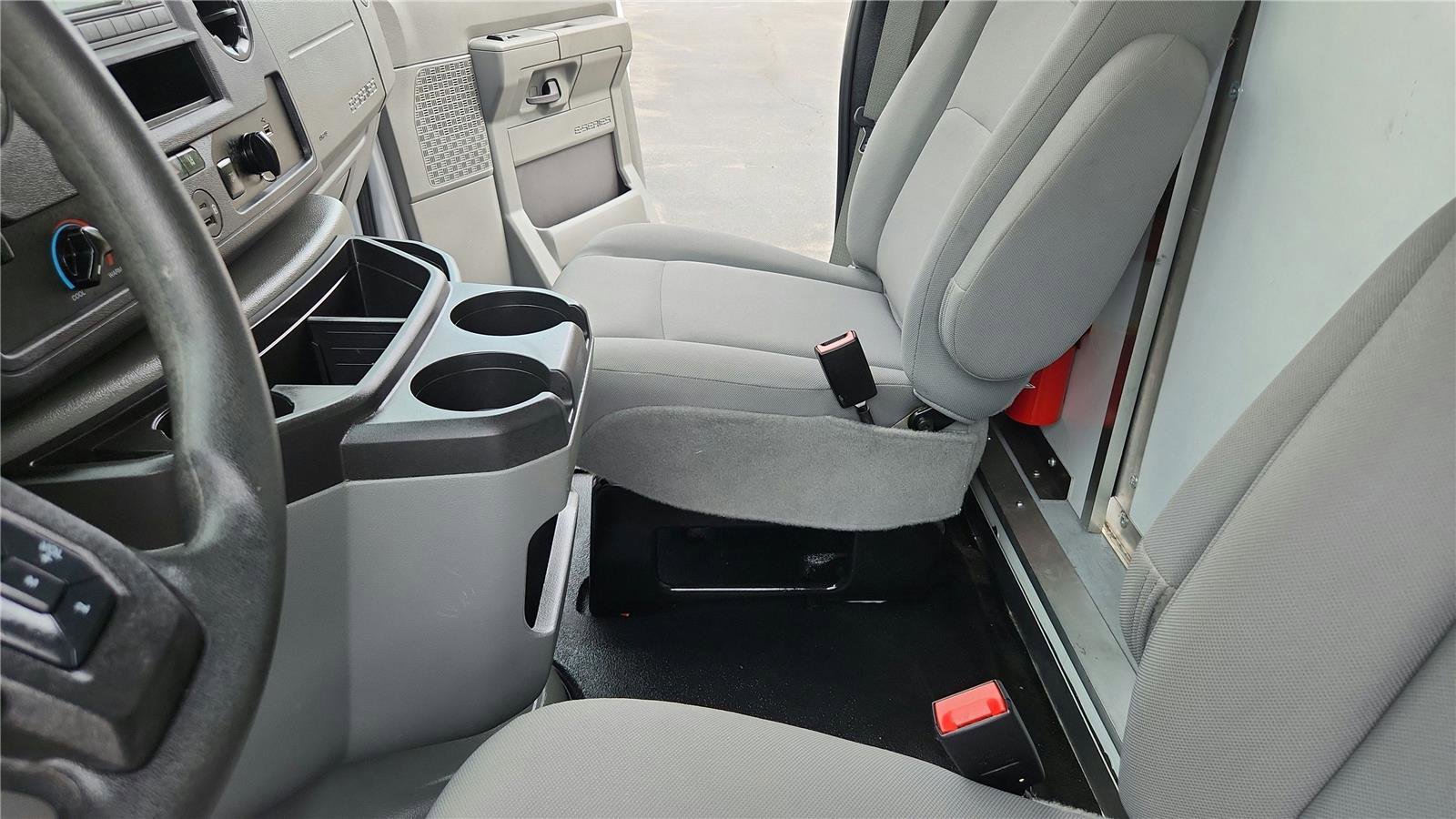 Used 2022 Ford E-450 and Econoline 450 Super Duty RWD image 17