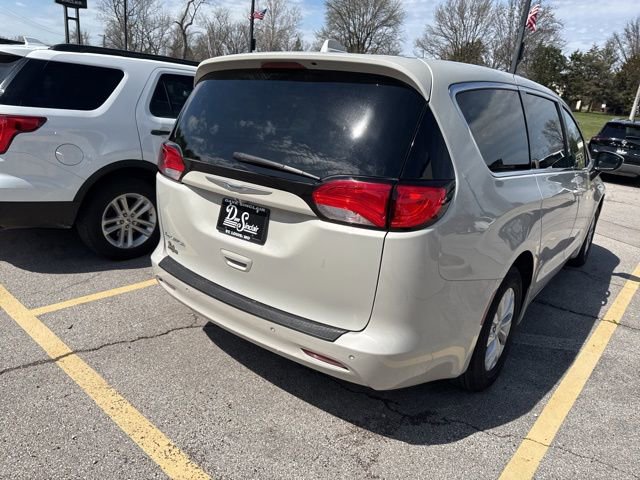 Used 2017 Chrysler Pacifica Touring w/ Tire & Wheel Group image 8